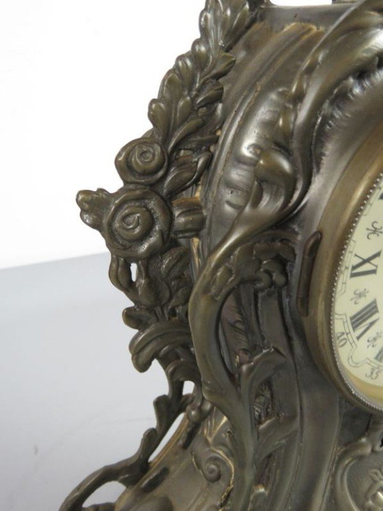 Image 1 of Rococo stijl tafelklok in sierlijk metaal – rijk gedecoreerd – ca. 40 cm