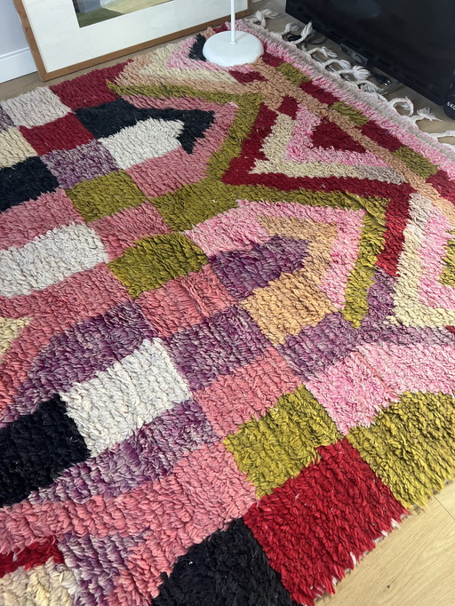 Prachtig, origineel handgeknoopt wollen Berber tapijt gekocht in Zuid Spanje. De afmetingen zijn 160 x 230 cm. Een uniek en kleu