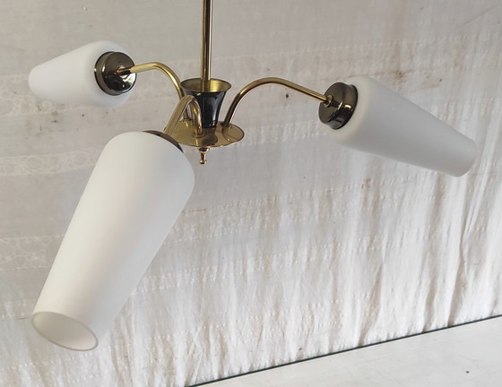 Image 1 of Dreiflammiger Messing-Kronleuchter mit Opalglasschirmen – 1950er/60er Jahre