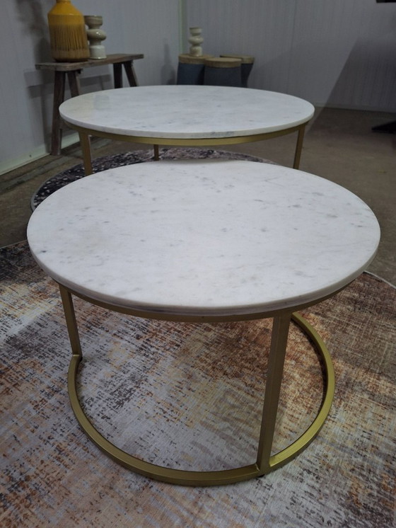 Image 1 of Salontafelset met wit marmer blad en goud metalen onderstel