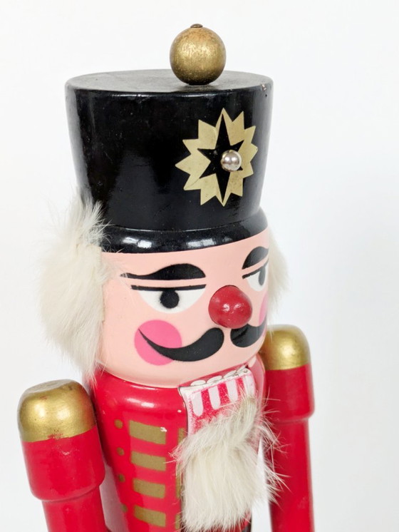 Image 1 of Statuetta tedesca vintage dello Schiaccianoci | Decorazione natalizia in legno fatta a mano