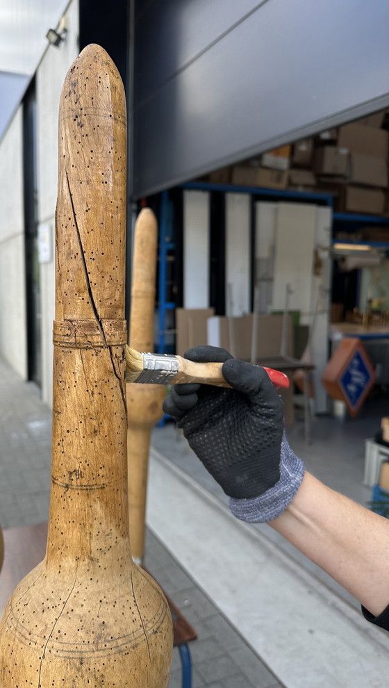 Image 1 of Cônes anciens en bois XL sur pied