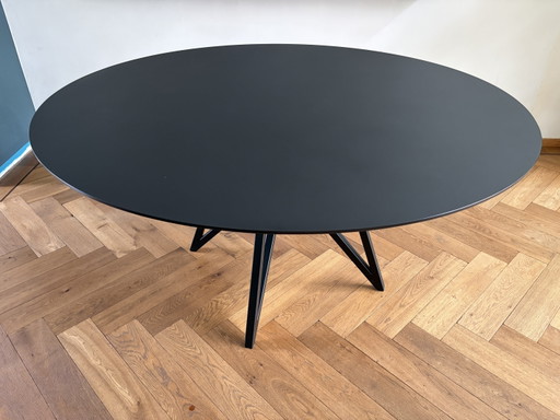 Round dining table Studio Henk