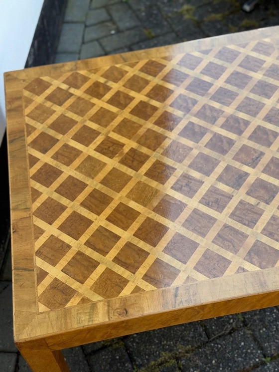 Image 1 of Tavolino quadrato in noce a intarsio italiano.