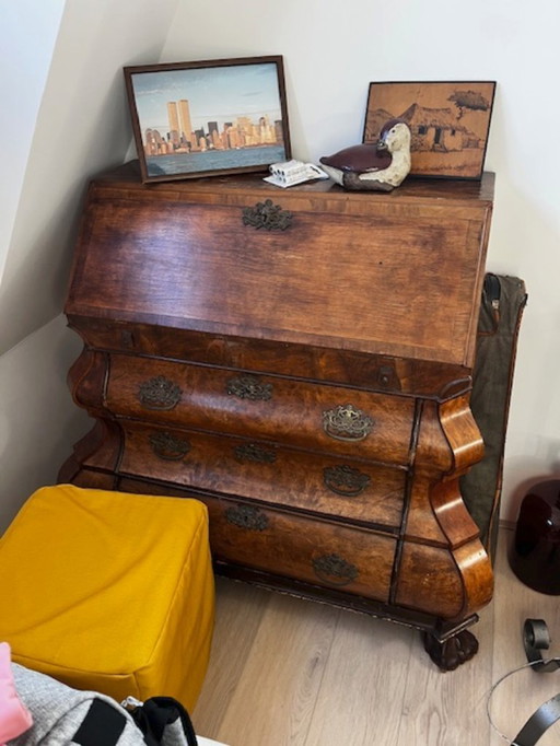 Secrétaire de cabinet ancien en forme de bombe ou de ventre