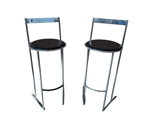 Een paar vintage krukjes uit de jaren 70 - minimalistisch design in chroom en leer.