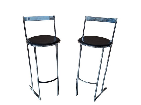Image 1 of Een paar vintage krukjes uit de jaren 70 - minimalistisch design in chroom en leer.