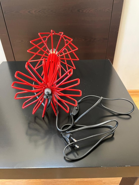 Coppia di piccole Lampade da tavolo italiane rosse, Gabbia in filo Postmoderna anni '90, Metallo, Rosso (foto 9 di 10)