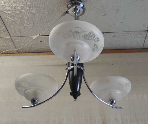 Image 1 of Lustre 3 feux Art-Déco en métal, bois et verre - mid.XXeme