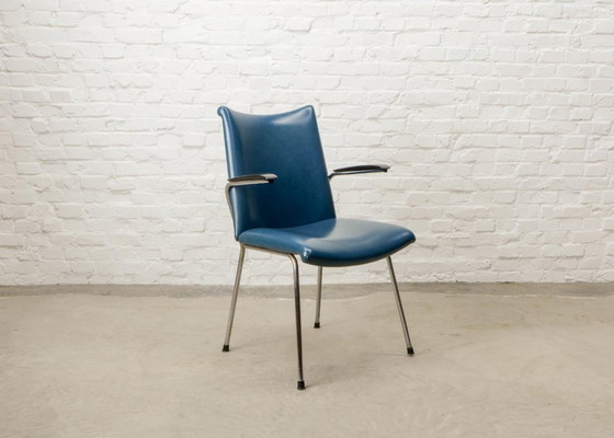 Image 1 of Gebroeders De Wit, ensemble de trois fauteuils design néerlandais revêtus de similicuir bleu vif. Pays-Bas, années 1960.