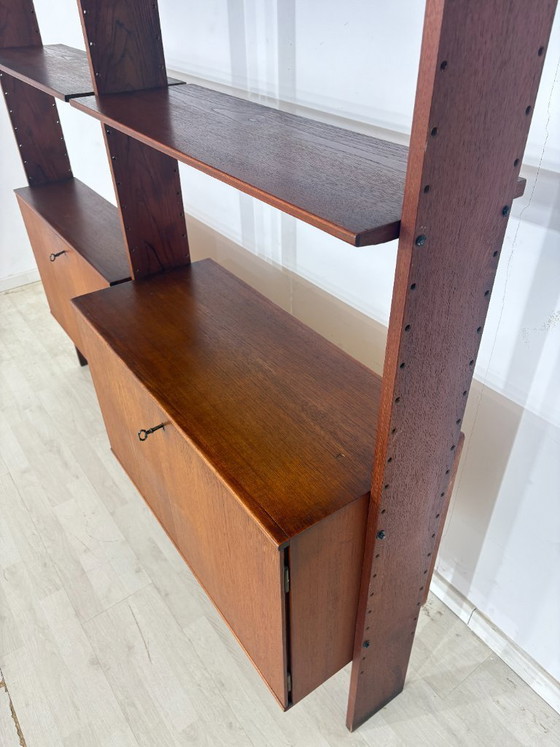 Image 1 of Silla voladiza de teca de mediados de siglo / Estantería de pared / Sistema de estanterías de la década de 1960