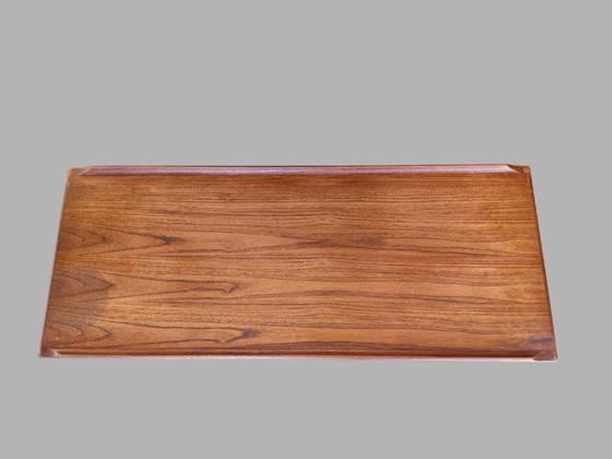 Image 1 of Teakhouten salontafel uit het midden van de 20e eeuw | Verhoogde, gebeeldhouwde randen | Scandinavische stijl jaren 60