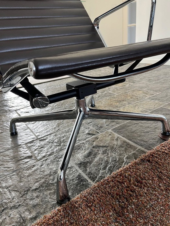 Image 1 of Poltrona Vitra Eames EA124