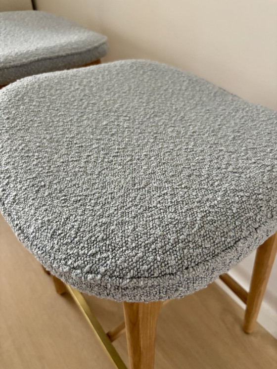 Image 1 of 2x Sgabelli da bar del marchio 366 Concept – Legno di frassino + seduta in bouclé azzurro – Nuovi