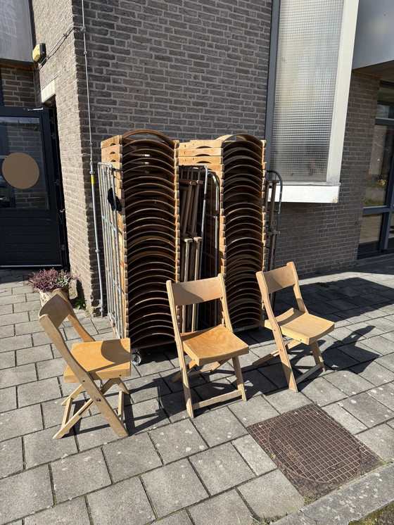 Image 1 of Lotto di 70 sedie pieghevoli vintage in legno massello degli anni '80