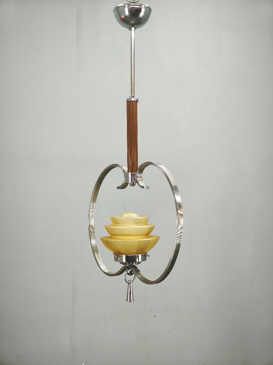 Image 1 of Lampadario ceco Art Déco degli anni '30 in cromo e vetro satinato.