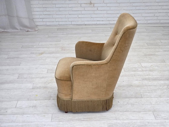 Image 1 of Poltrona danese con schienale alto, anni '70, rivestimento in velluto verde chiaro.