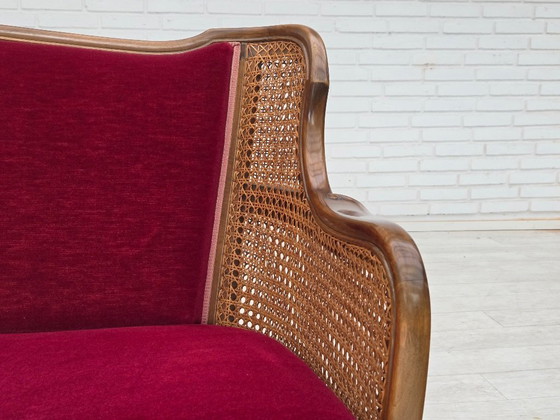 Image 1 of Canapé 3 places danois des années 1950, velours d'ameublement, bois de frêne, maille d'ameublement.