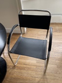 Mesa negra y 4 sillas.