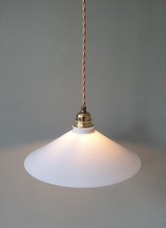 Image 1 of Lampada a sospensione vintage in vetro opalino, stile da banchiere o da calzolaio.