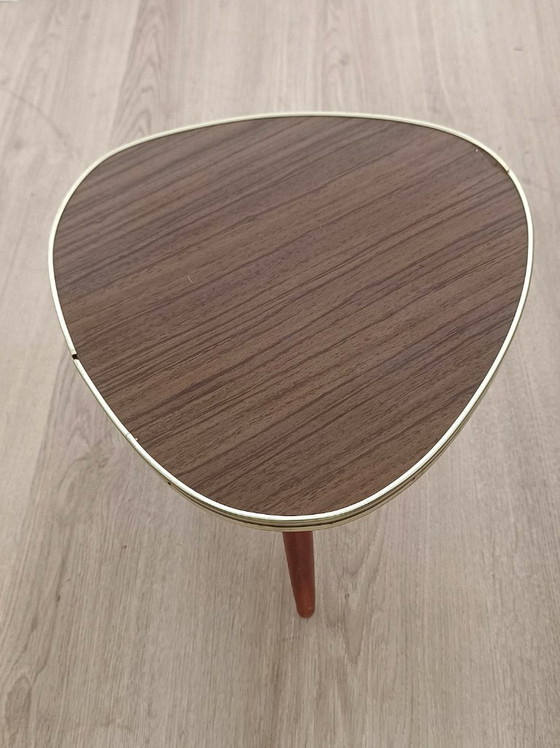 Image 1 of Mesa auxiliar de los años cincuenta con decoración de madera.