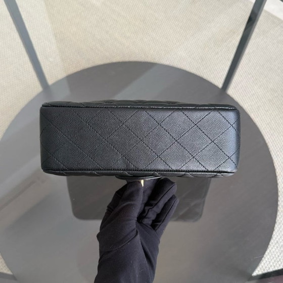 Image 1 of Borsa Chanel Classic Flap Mini - Caviar 20 cm trapuntata nera con finiture dorate Serie 23