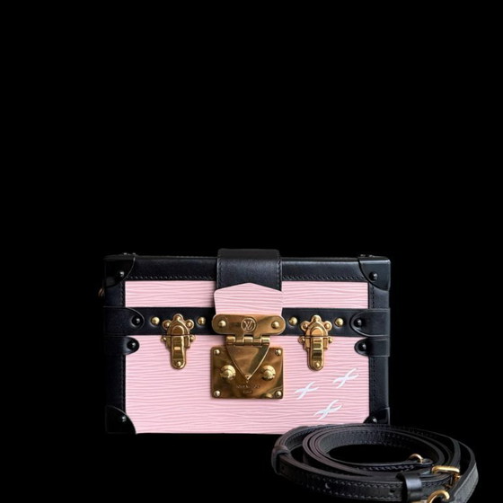 Image 1 of LOUIS VUITTON PETITE MALLE - SAC BANDOULIÈRE EPI ROSE CLAIR AVEC FERMOIRS DORÉS