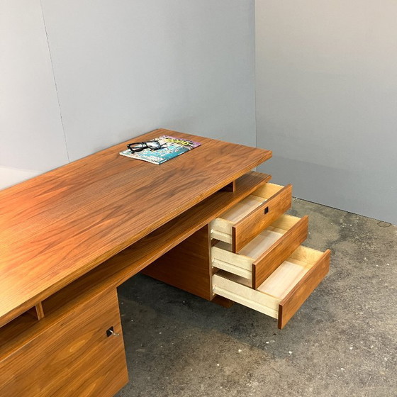 Image 1 of Bureau uit het midden van de 20e eeuw in Bauhaus-stijl, walnoothout, jaren 60.
