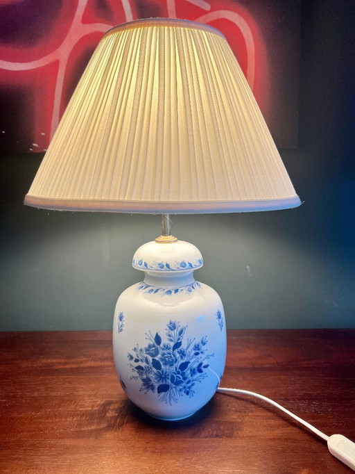 Griechische Mid Century Pegasos Hellas Porzellan Tischlampe mit Plissee-Schirm. Graziles blaues Blumendekor am Porzellanfuß