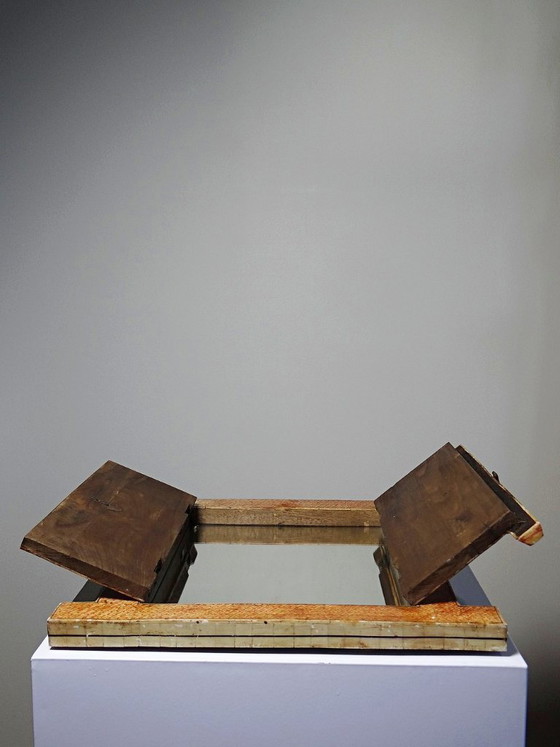 Image 1 of Espejo de ventana de Rajastán en hueso pintado a mano con decoración ecuestre, antiguo, principios del siglo XX.