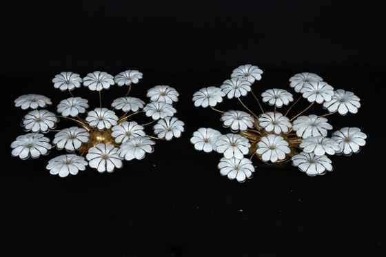 Image 1 of Paar weiße Murano-Deckenleuchten in Blumenform. Italien, 1980er Jahre.