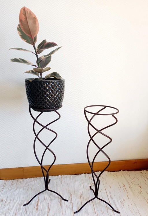 2x gedraaide smeedijzeren plantenhouders 1970