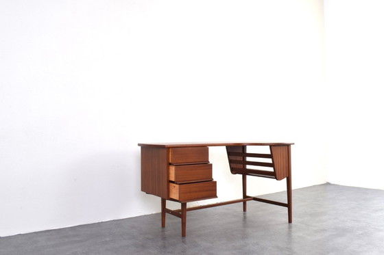 Image 1 of Bureau danois en teck en forme de rein, style milieu du XXe siècle, années 1960.