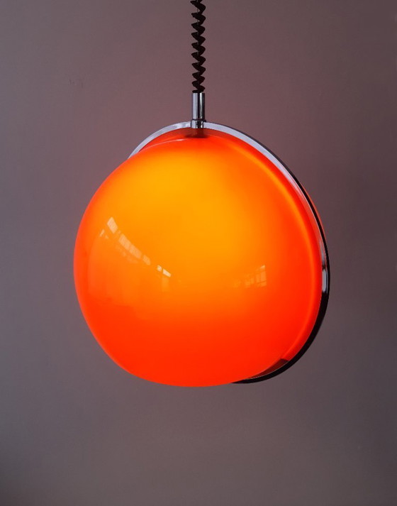 Image 1 of Oranje plexiglazen vintage hanglamp met trekpendel en handvat van chroom en hout, 70s lamp