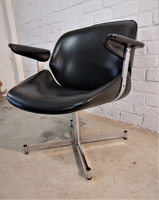 Image 1 of Artifort Exquis Lounge Chair by Geoffrey Hartcourt