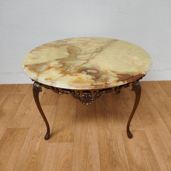 Table basse ronde de style Régence, en laiton avec plateau en marbre onyx. – Tables basses, Marble, Brass (photo 2 of 10)