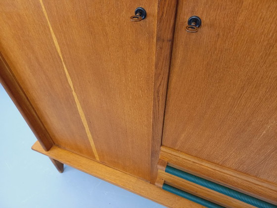 Image 1 of Armario antiguo de madera de roble de los años 50/60.