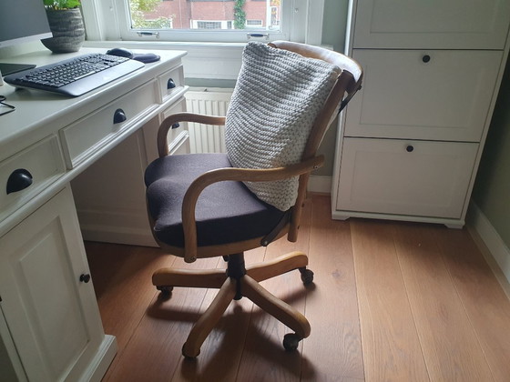 Image 1 of Delightful oak wood desk chair 