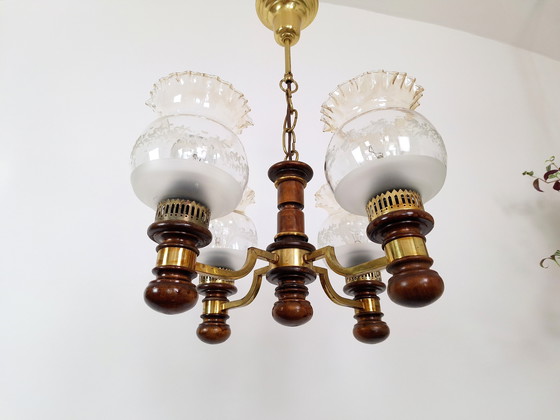 Image 1 of Lustre Vintage en bois et laiton avec quatre bras, abat-jour décoratifs en verre, élégante suspension pour le salon