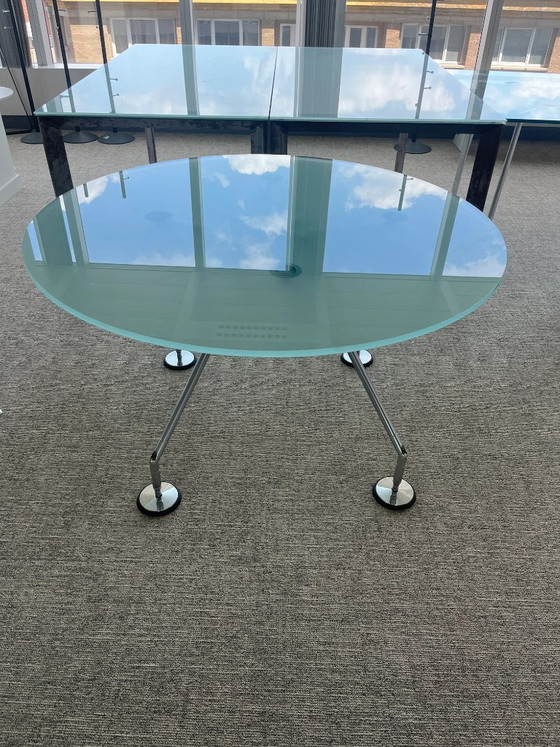 Image 1 of Table « Nomos » de Norman Foster (1935) pour Tecno (1986) - 120 cm, verre opaque