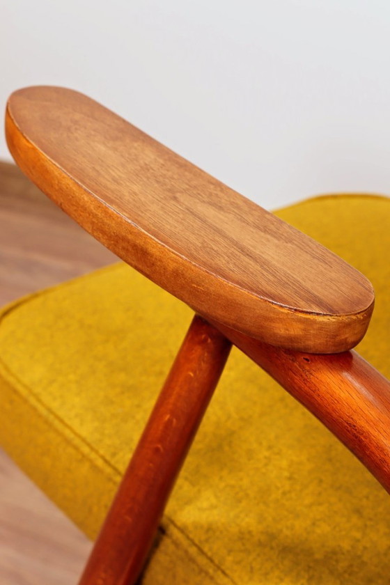 Image 1 of Mid-Century-Sessel, ockergelbe Wolle, gedrechselte Beine, 1960er Jahre