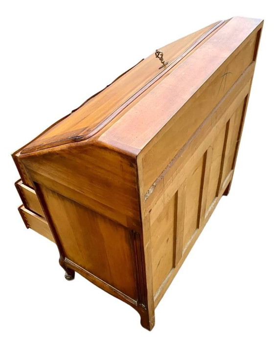 Image 1 of Secretair bureau van fruitboomhout in Lodewijk XV-stijl, ook wel bekend als een "schrijfbureau".