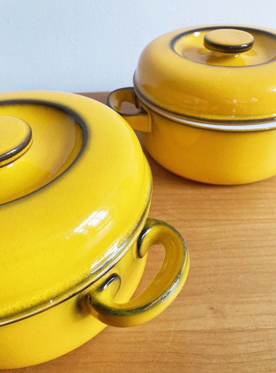 Image 1 of Servizio da tavola vintage color giallo ocra - Thomas Scandic. Ciotole, caraffa e tegamino in stile retrò.