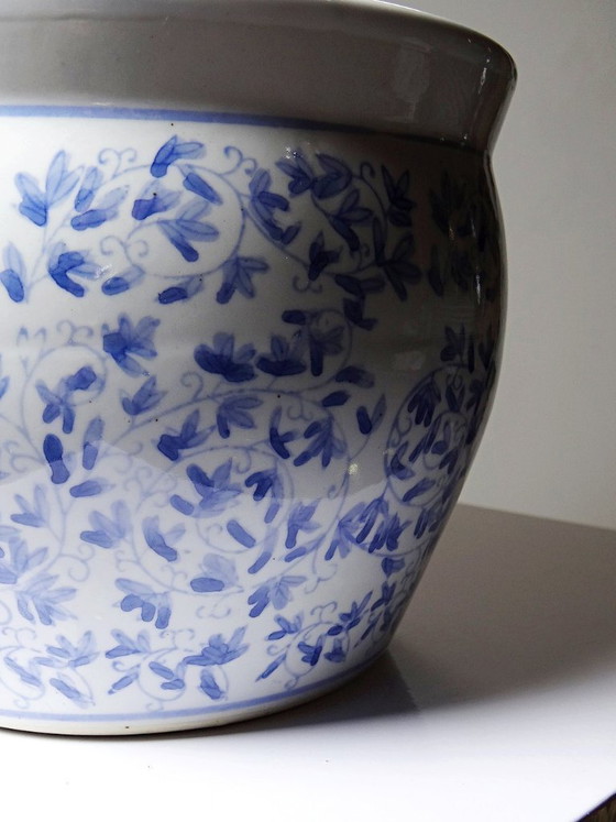Image 1 of Maceta de porcelana china antigua azul y blanca con decoración vegetal.