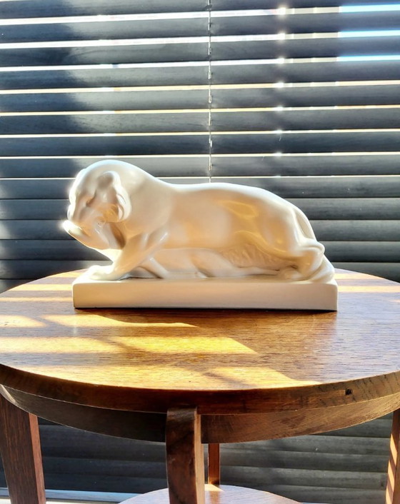Image 1 of Sculpture Art déco en céramique blanche représentant un tigre et une gazelle, John Skeaping, Wedgwood, 1927