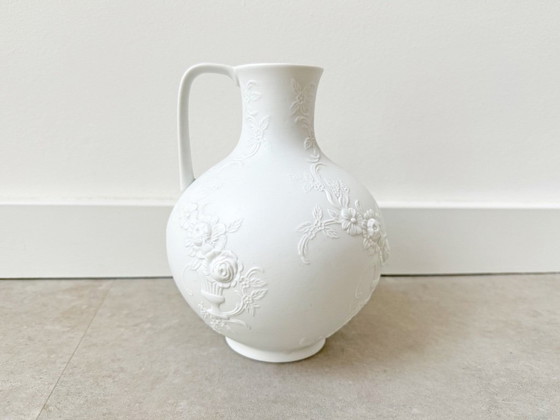 1x Vintage White Biscuit Porcelain AK Kaiser 445 Vase (photo 3 of 8)