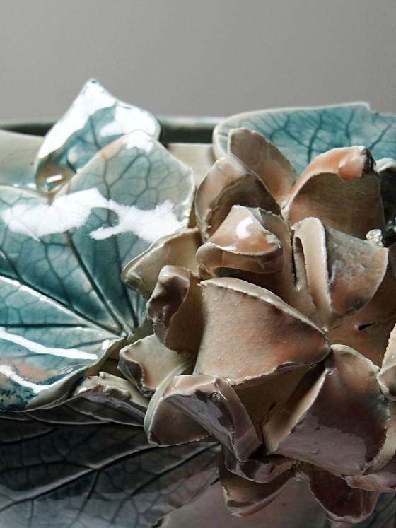 Image 1 of Vaso rotondo con decorazione floreale in rilievo, in ceramica artigianale, firmato Dina vintage.