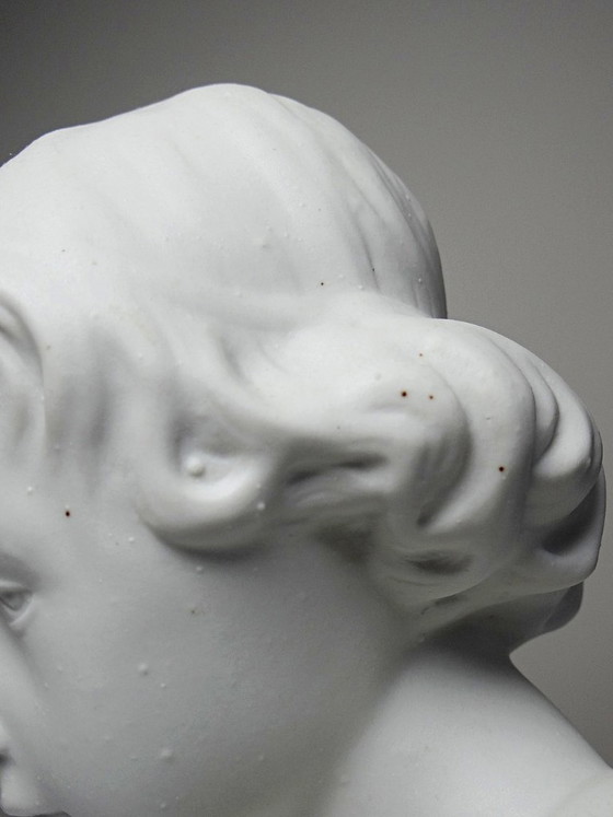 Image 1 of Busto de un niño en bizcocho de porcelana blanca de Limoges, obra de Camille Tharaud.