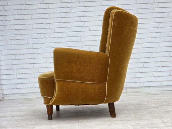 Image 1 of Fauteuil relax danois des années 1960, revêtement d'origine en velours jaune miel.