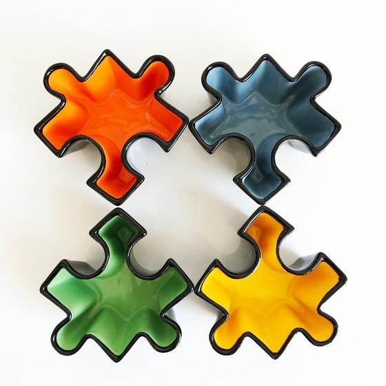 Image 1 of Juego de cuencos de cerámica con forma de rompecabezas. Italia, década de 1980.